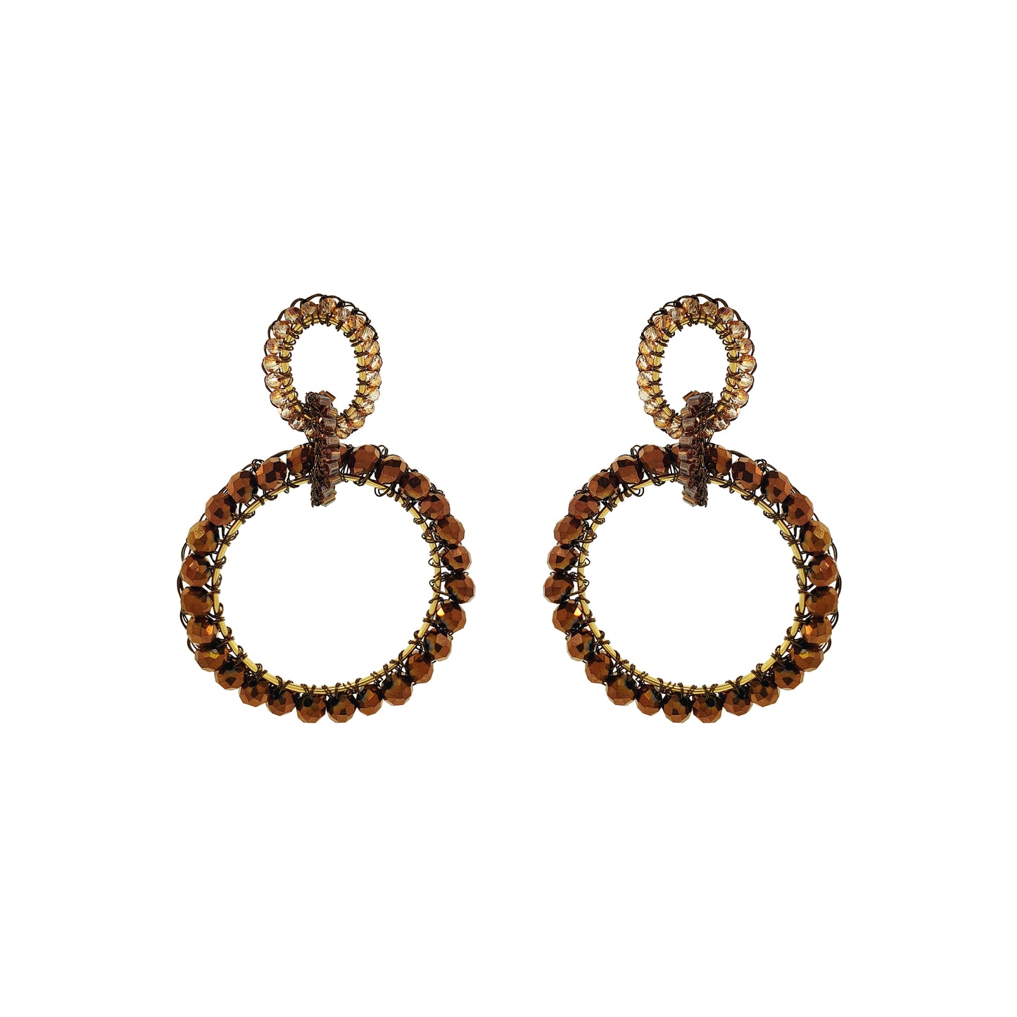 Brincos tecidos com a técnica do crochê por artesãs brasileiras altamente qualificadas. Confeccionado com fio de cobre ou prata esmaltado. É uma joia leve e confortável. Fabricado com materiais hipoalergênicos e sem níquel. Esse brinco é tecido individualmente e carrega a impressão digital da artesã que o teceu, tornando sua joia única e deslumbrantes que durarão por toda a vida.