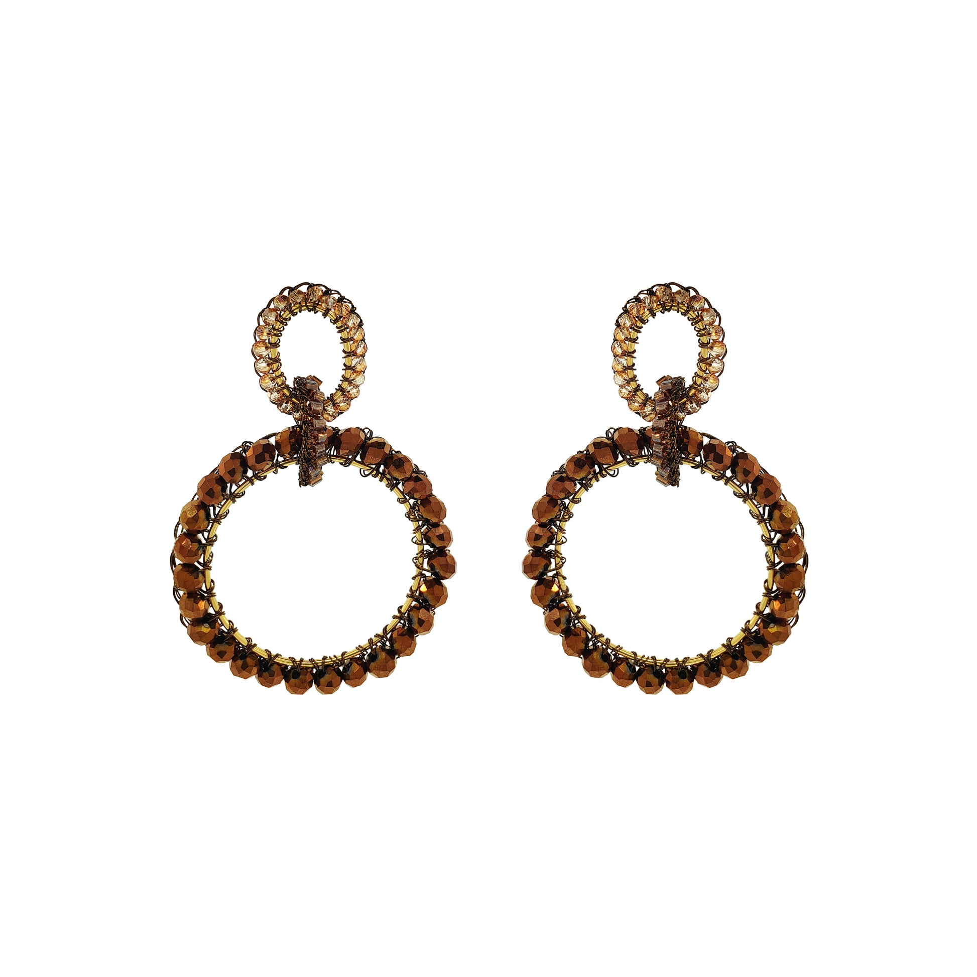 Brincos tecidos com a técnica do crochê por artesãs brasileiras altamente qualificadas. Confeccionado com fio de cobre ou prata esmaltado. É uma joia leve e confortável. Fabricado com materiais hipoalergênicos e sem níquel. Esse brinco é tecido individualmente e carrega a impressão digital da artesã que o teceu, tornando sua joia única e deslumbrantes que durarão por toda a vida.