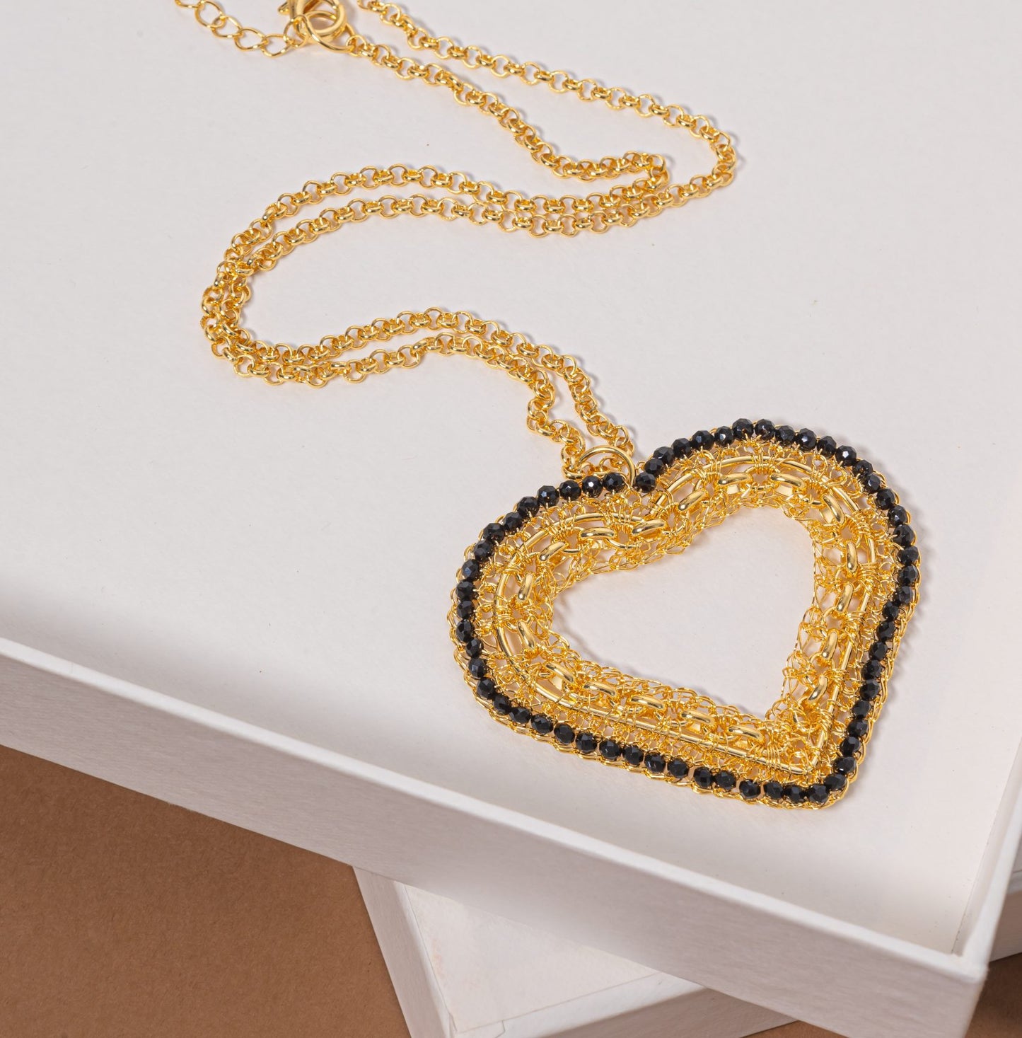 Colar de Crochê Coração Correntes do Amor Entrelaçados Preto