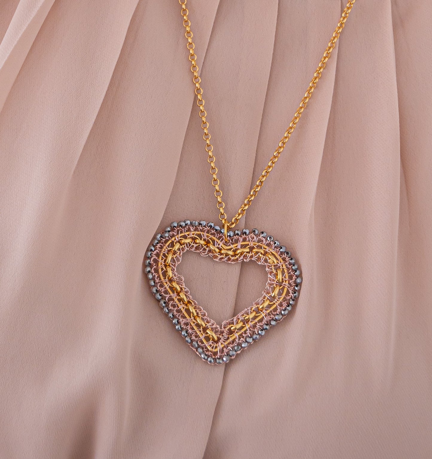 Colar de Crochê Coração Correntes do Amor Entrelaçados Trio Gold
