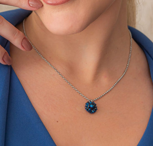 Colar de Crochê Ponto de Cristal Entrelaçados Azul