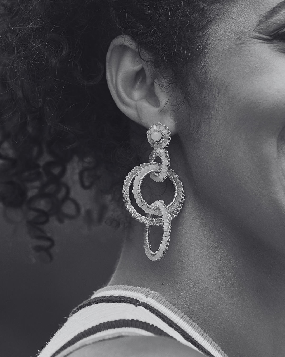 Brinco de Crochê Argolas Clássicas Pérola