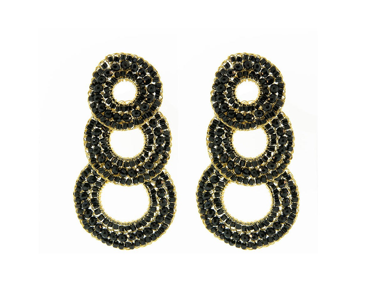 Par de brincos longos em crochê, com três mandalas vazadas em sequência nas cores preto e dourado.