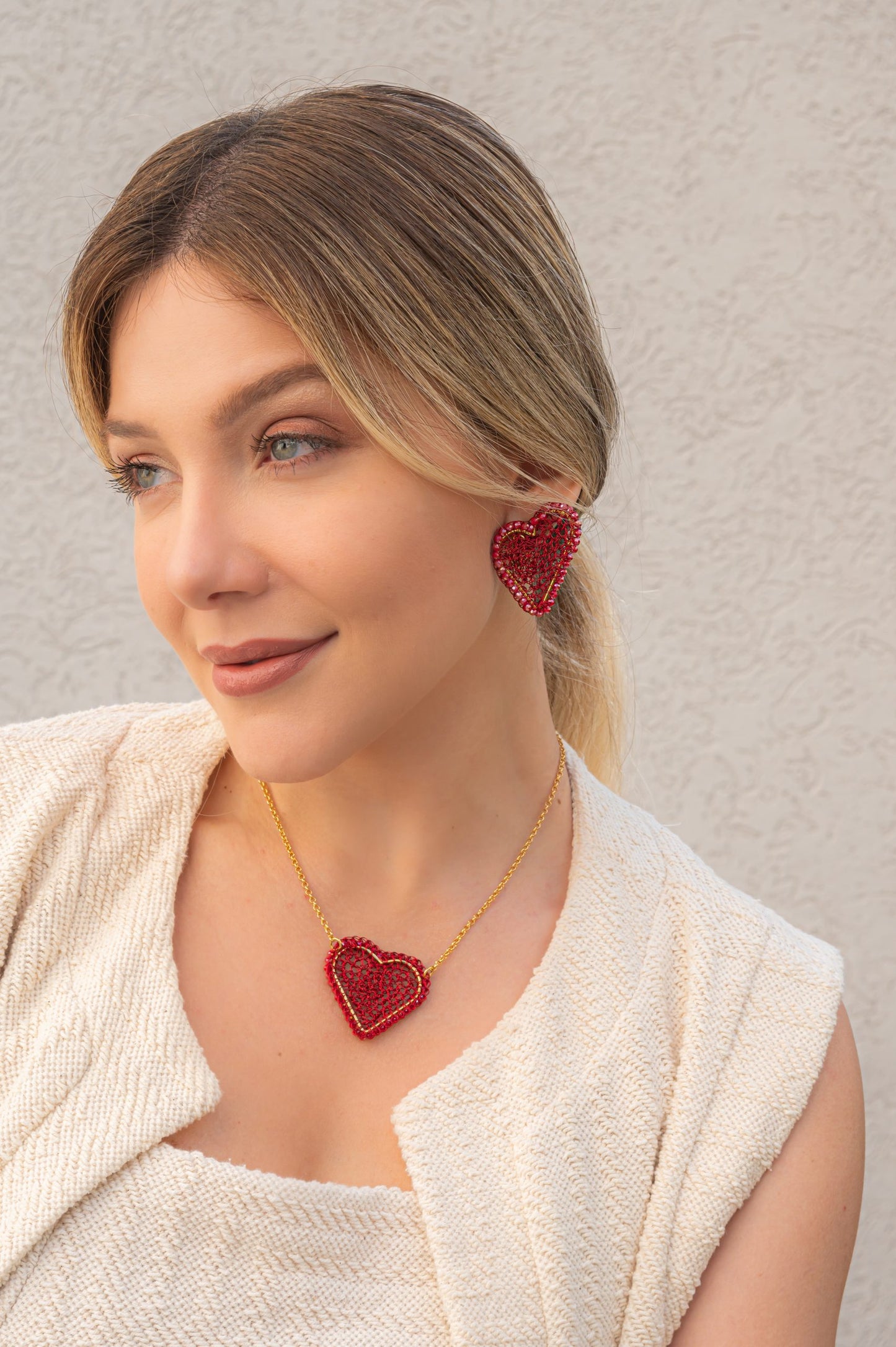 Brinco de Crochê Coração Preenchido Itálico Entrelaçados Vermelho