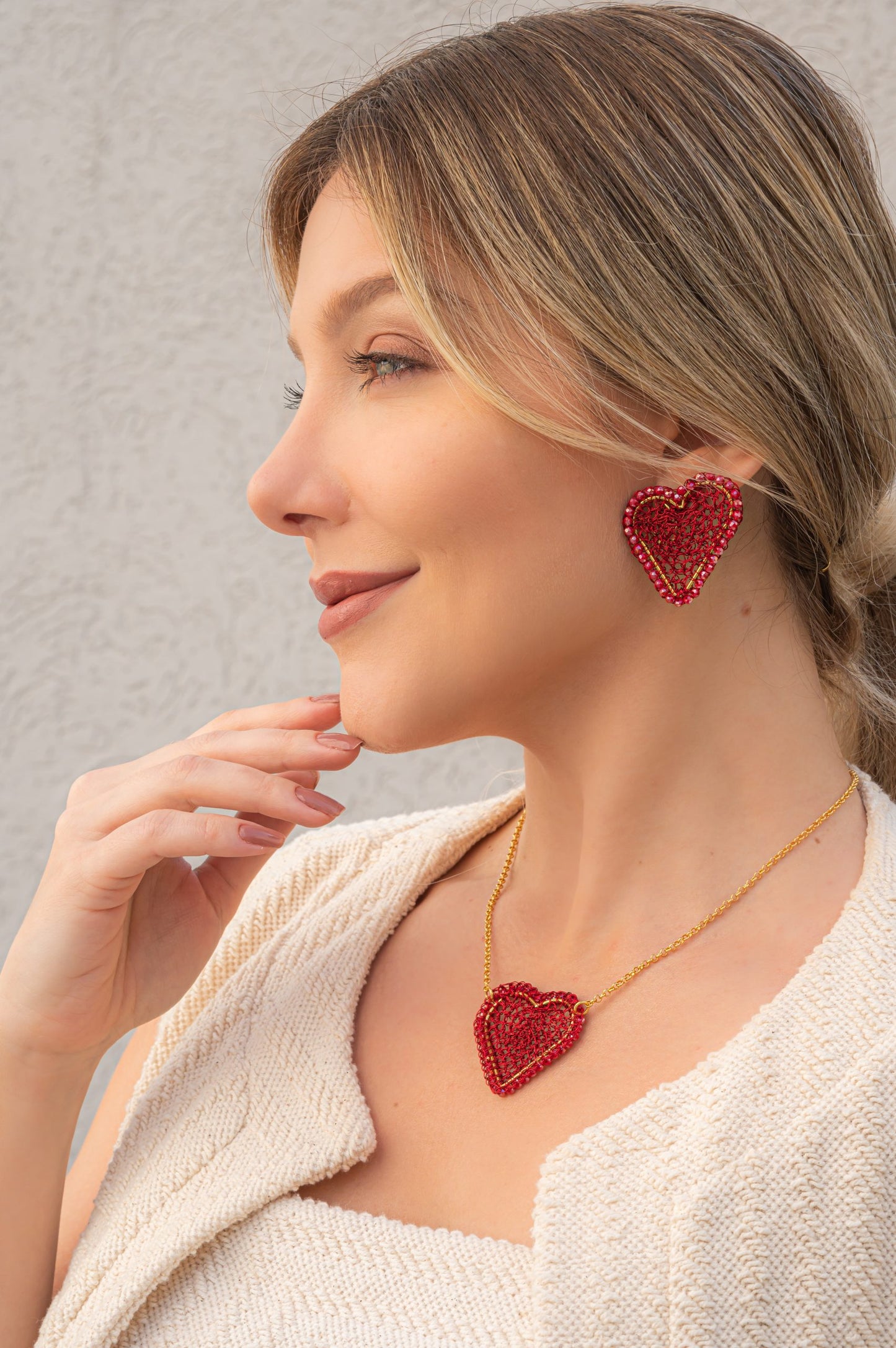 Colar de Crochê Coração Preenchido Itálico Entrelaçados Vermelho