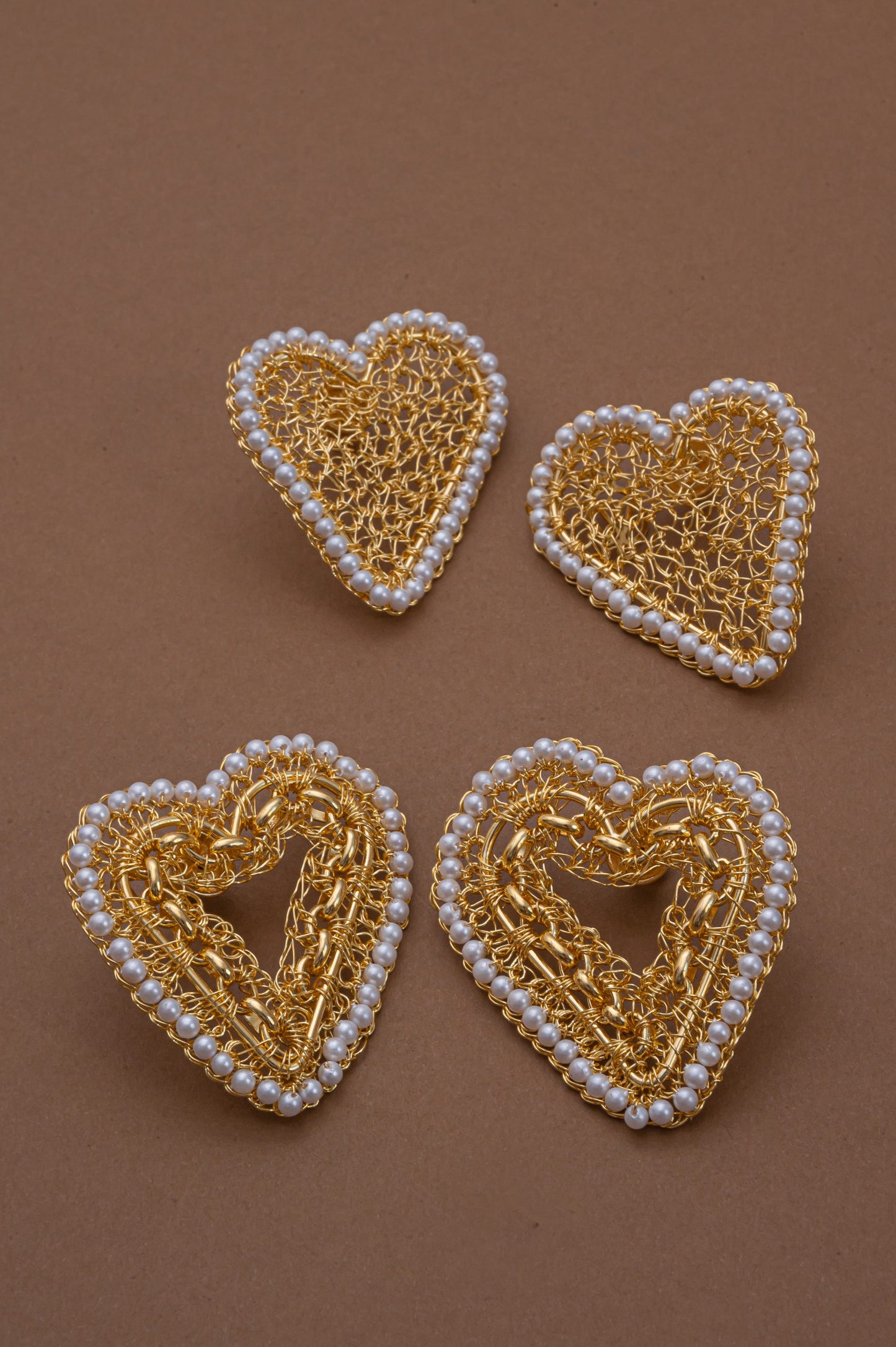 Brinco de Crochê Coração Correntes do Amor Entrelaçados Pérola
