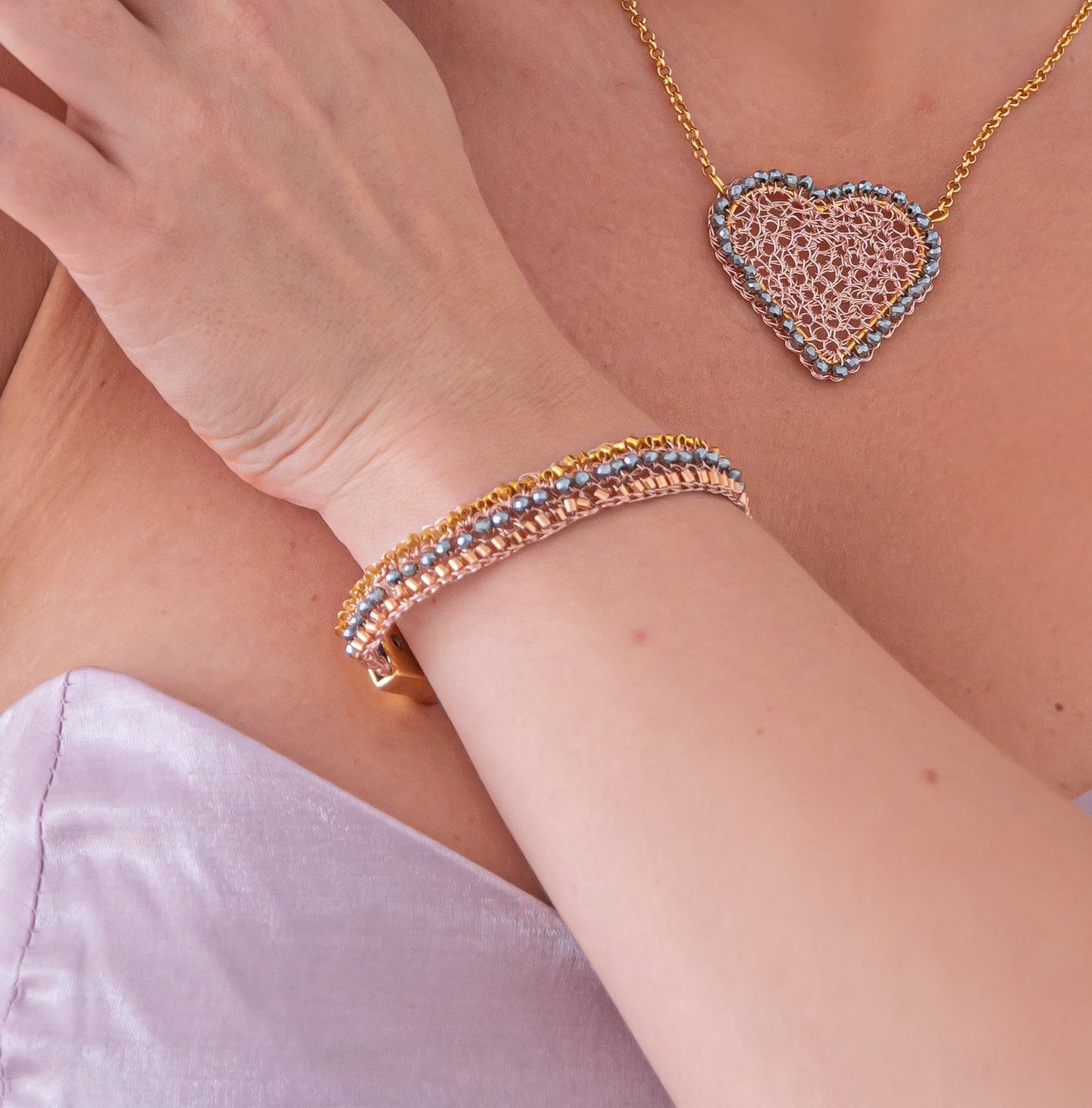 Pulseira de Crochê Coração Preenchido Entrelaçados Trio Gold